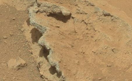 Curiosity dans un lit d’écoulement fossile