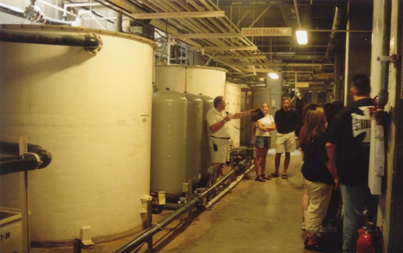 Le sous sol de Biosphère 2 : une usine de climatisation et recyclage de l’eau. Ici les cuves de condensation de l’eau du « désert » situé au dessus.  ( doc. A . Souchier)