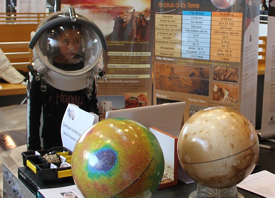 Le stand APM lors de «  Voyages Planétaires »  à Nantes
