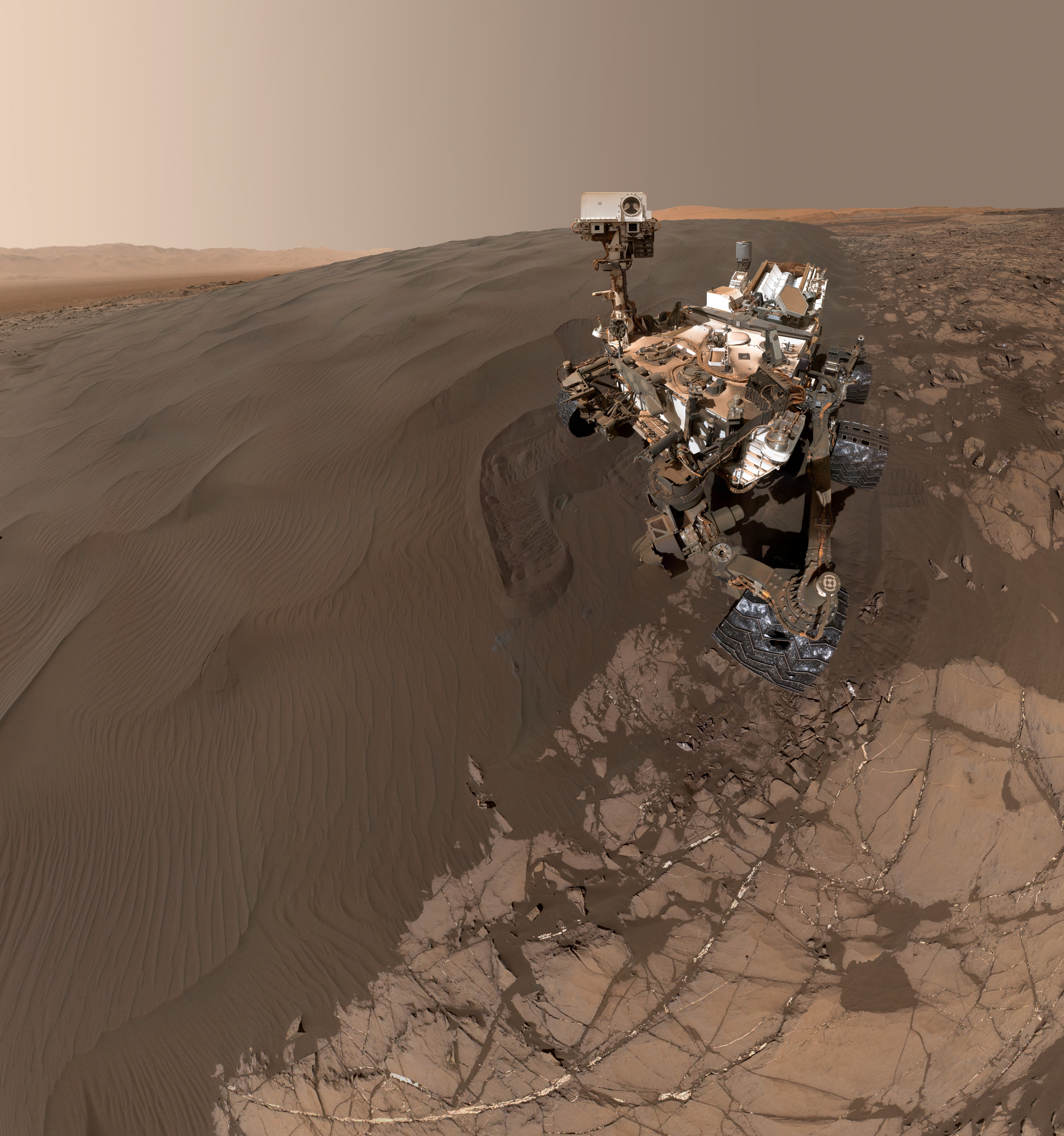 curiosity-mars-rover-self-portrait-martian-sand-dunes-pia20316-full r2