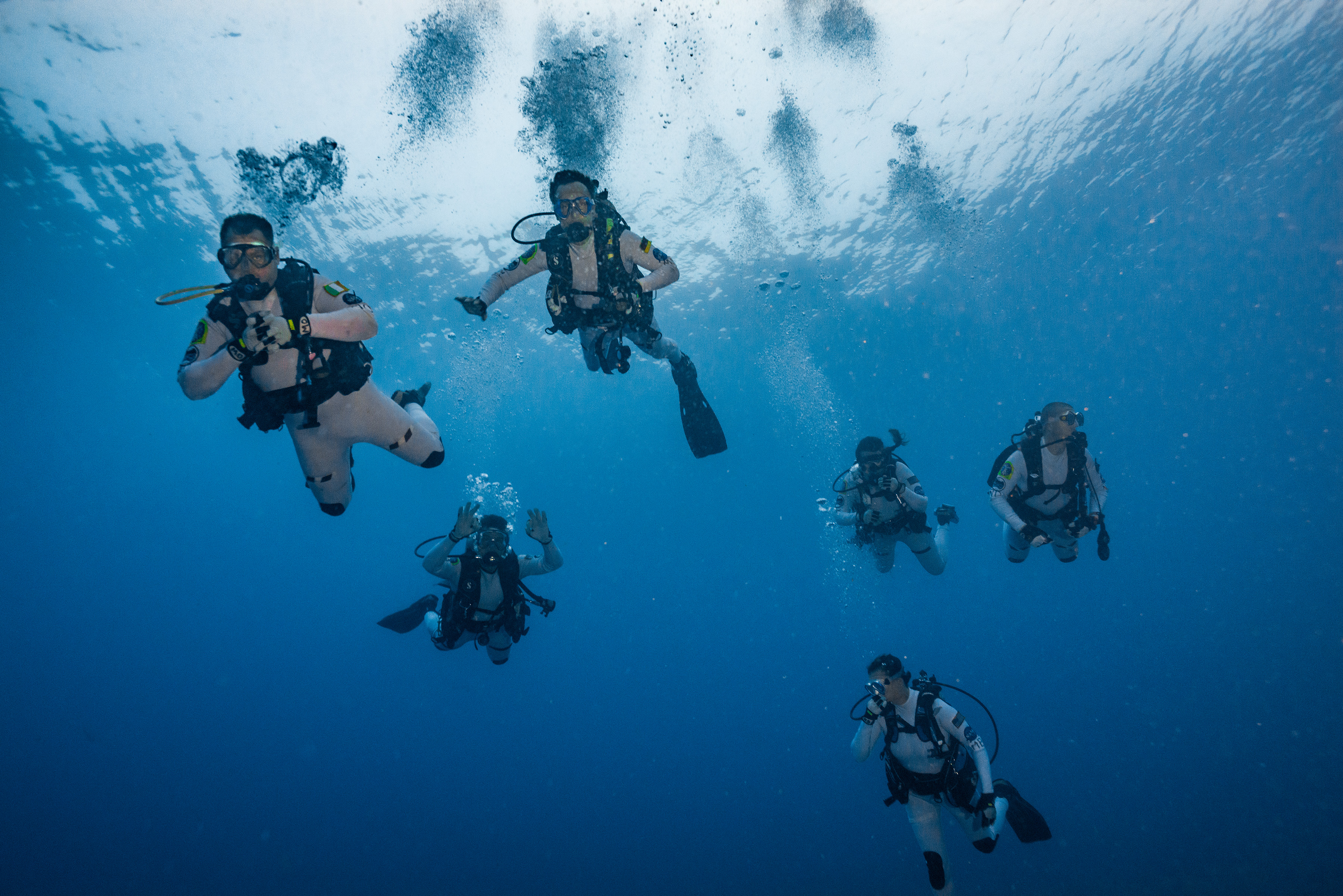 Underwater_crew_descends