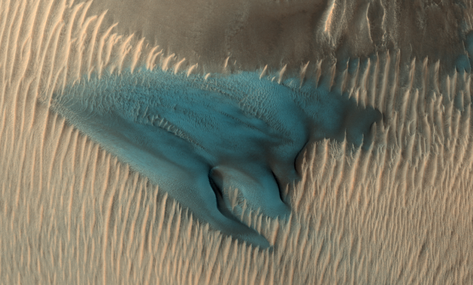 Une dune bleue sur la planète rouge